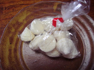 真っ白　三角帽子のお菓子