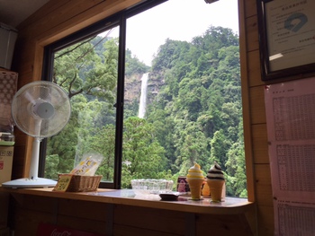 滝の見える喫茶店
