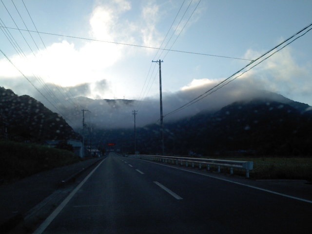 日高川町の朝。山霧が…