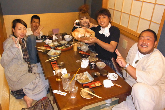 美女軍団と釣り人たち