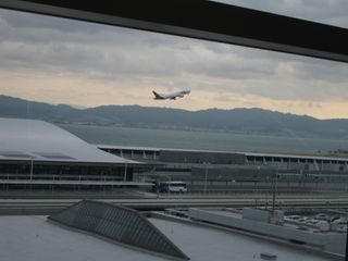跳び跳ねる
