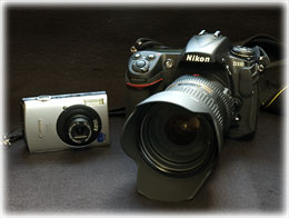 Canon IXY-910ISと今が旬のNikon D300(右)