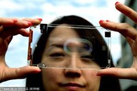 台湾の企業が透明なスマートフォン発表