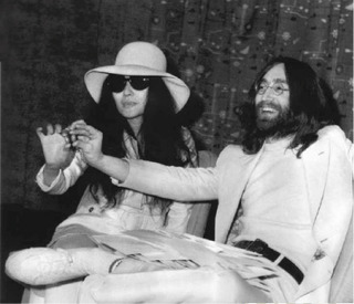 John Lennon（ジョン・レノン）結婚式 spring court（スプリングコート）スニーカー着用写真