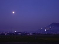 藍色に浮かぶ月