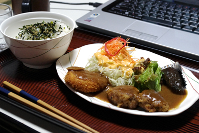 今日のお昼ご飯「ミニハンバーグ&コロッケ」
