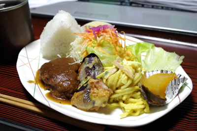 今日のお昼ご飯「おにぎり&ミニばーぐ」