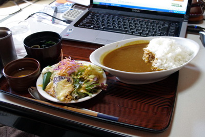 今日のお昼ご飯「カレー&タマゴ」