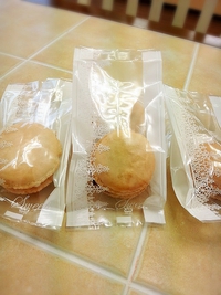 マカロン100円。