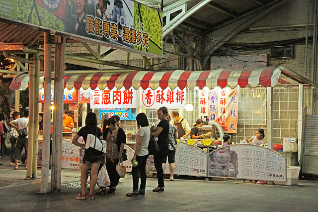【台湾鉄道・台南】台南到着・駅前には旨そうな屋台(≧∇≦)