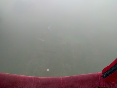 初体験でした。気球にのって空を飛ぶなんて。行き先は霧の中。