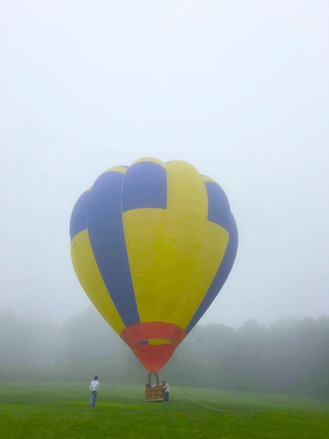 初体験でした。気球にのって空を飛ぶなんて。行き先は霧の中。