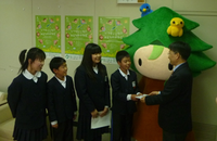 紀見小　５年生　（エコ会社ワールプライフ）が「緑の募金」に寄付！！