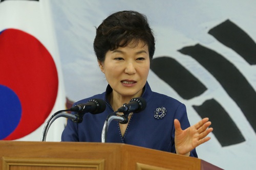 ＜光復節演説＞朴大統領「日本、慰安婦問題を早期に解決するべき」