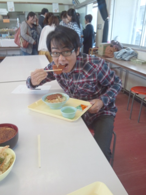 橋本高校の食堂にて！