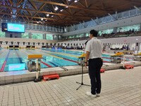 『水泳競技大会』開会式に出席