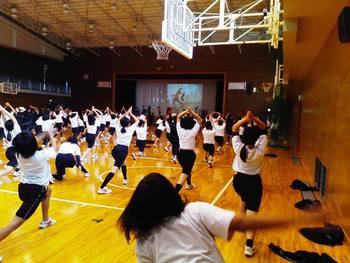 桐蔭中学校でロコモ体操 桐蔭中学校でロコモ体操
