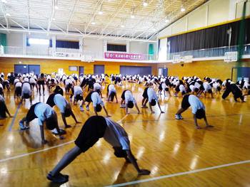 桐蔭中学校でロコモ体操 桐蔭中学校でロコモ体操