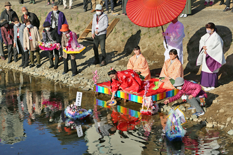 紀の川流しびな